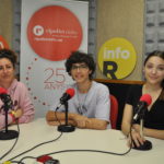 Aida Fernández, professora d’educació física i arts escèniques, i Nico Meloni i Nerea Reguant, alumnes de 4t d’ESO de l’Institut Can Mas.
