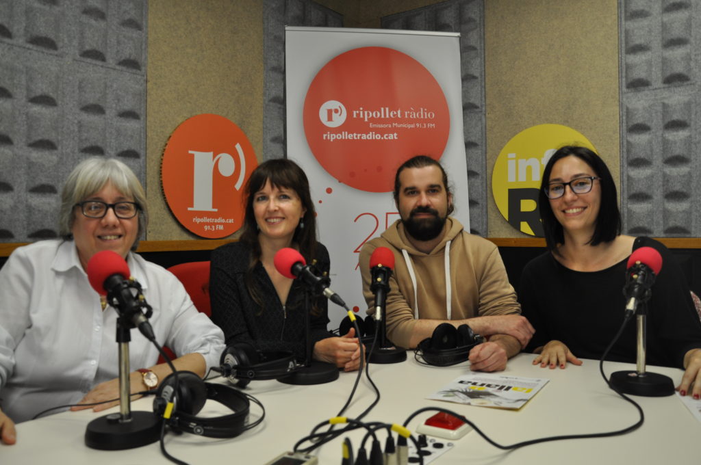 D'esquerra a dreta, Àngels Leiva, de Traça; Laia Corbella, tècnica de normalització lingüística de l'Oficina de Català; Oriol Mor, regidor de Cultura, i Elisabet Vázquez, directora de la Biblioteca Municipal.