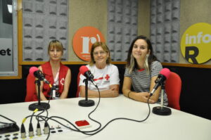 Ana García, responsable de la secció de gent gran de la Creu Roja; Manuela Quiles, voluntària de Creu Roja, i Meritxell Oller, integradora social de l’Ajuntament de Ripollet.